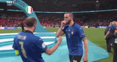 意大利太骚了！越老越妖！“玄冥二老”疯狂尬舞庆祝还来了个贴面热吻