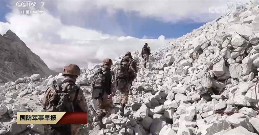 解放军新式边防迷彩全套,解放军新式边防巡逻服