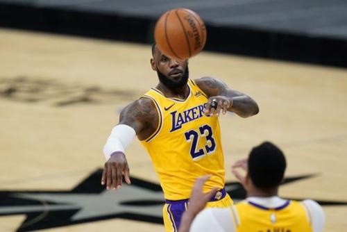 詹皇正面回应末节爆发,詹皇末节9中2险成罪人