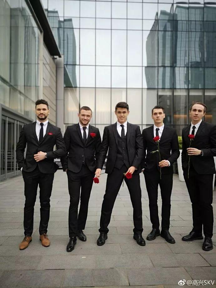 混血肌肉男模被“硬核阿姨”袭胸？她们做了我不敢做的事！