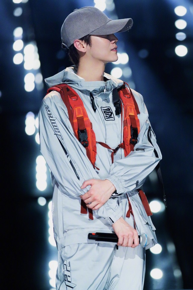 鹿晗最新广告大片曝光，粉色服装混血感满满，内娱颜值天花板