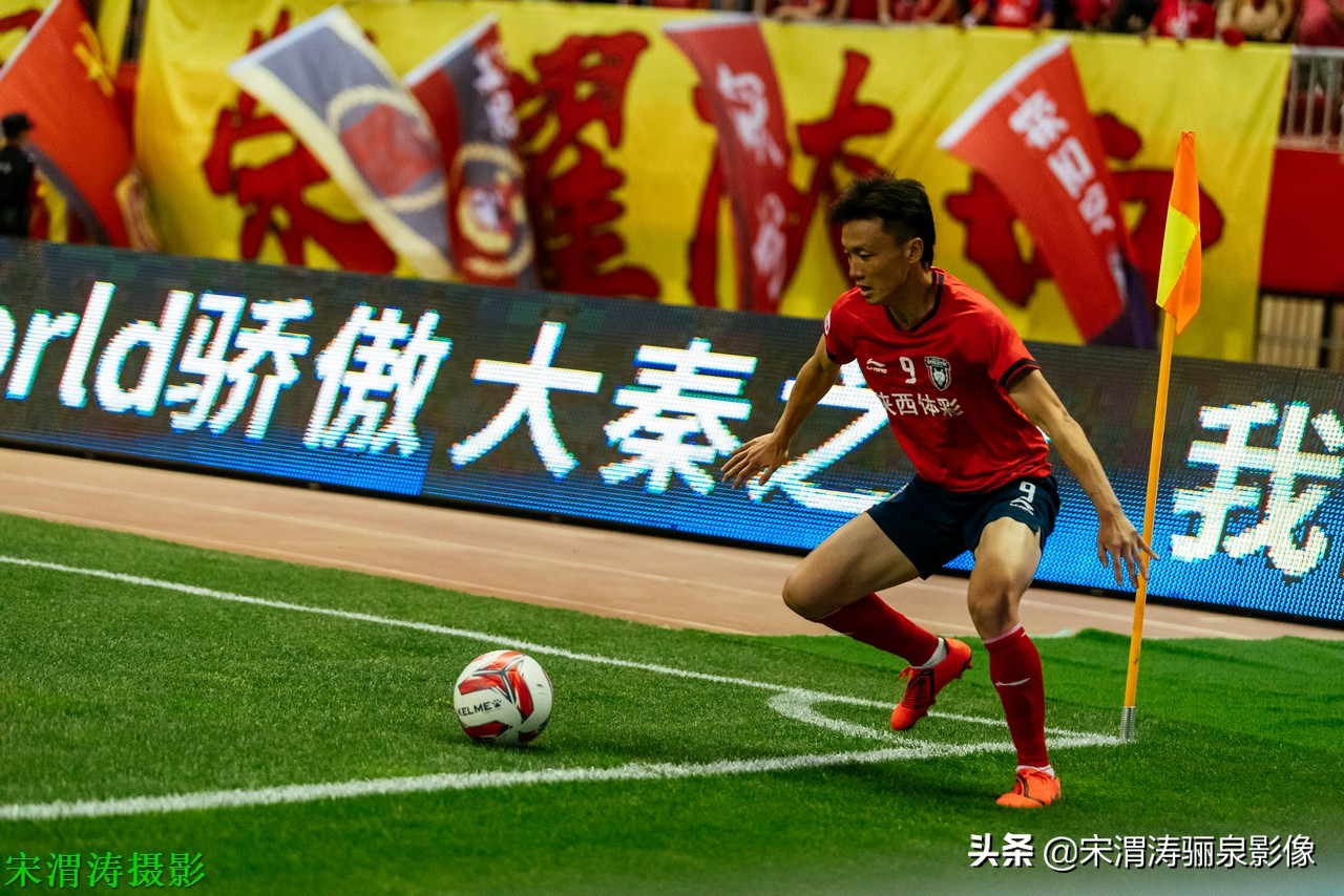 他有意识，脚下的控球和突破技术，任意球出色，左脚打门力量奇大