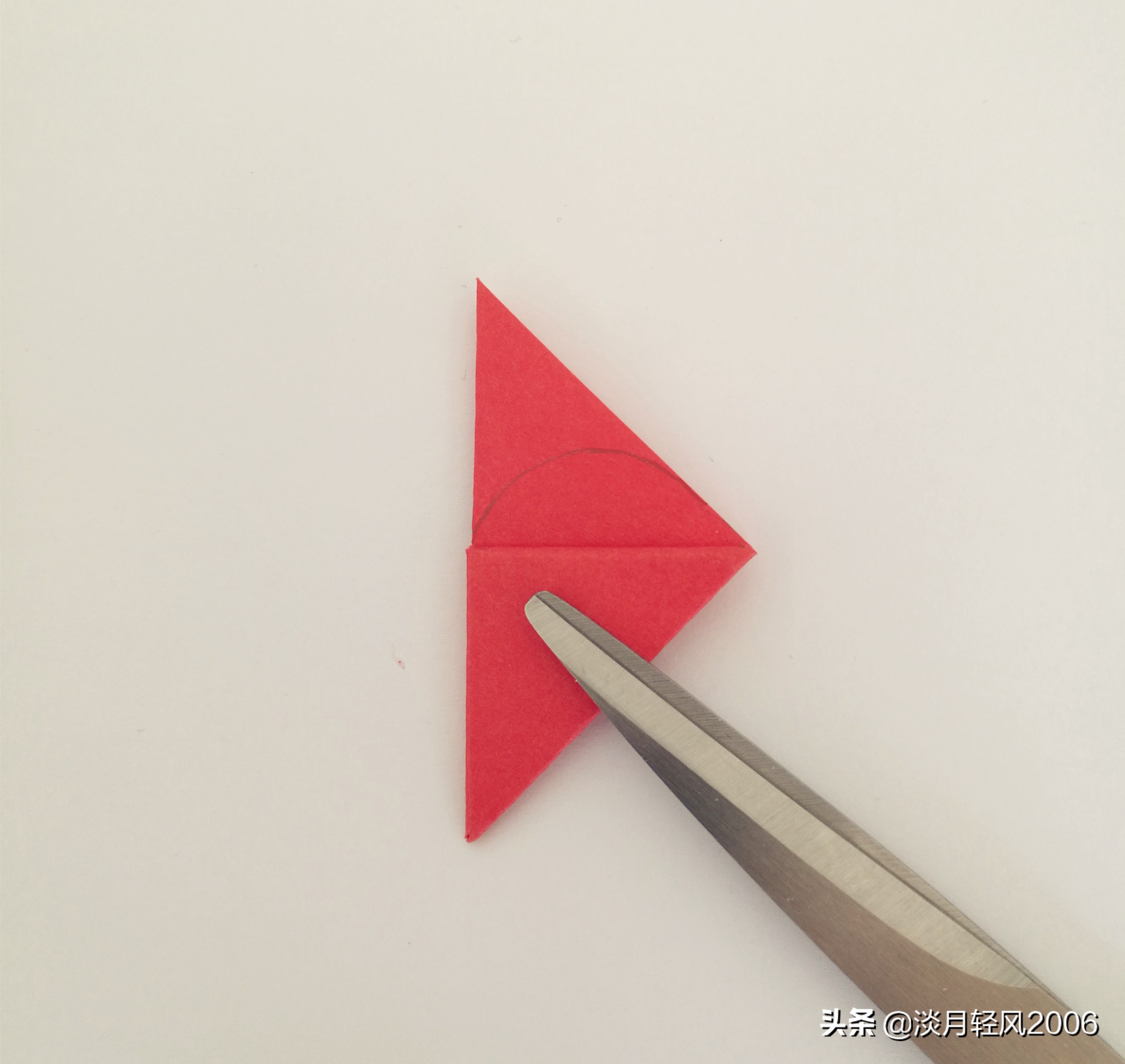 简单有趣的卡纸折心,小孩子拿卡纸折爱心