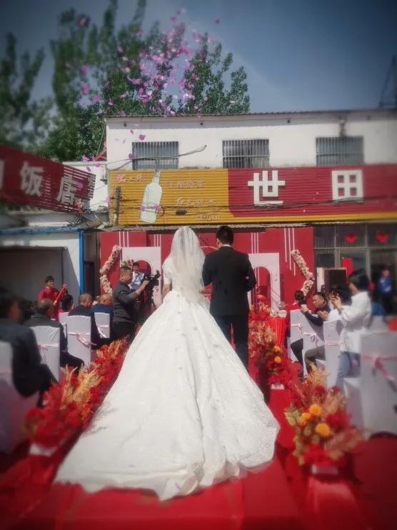 花两万多办婚礼值得吗,夫妻花5000办婚礼