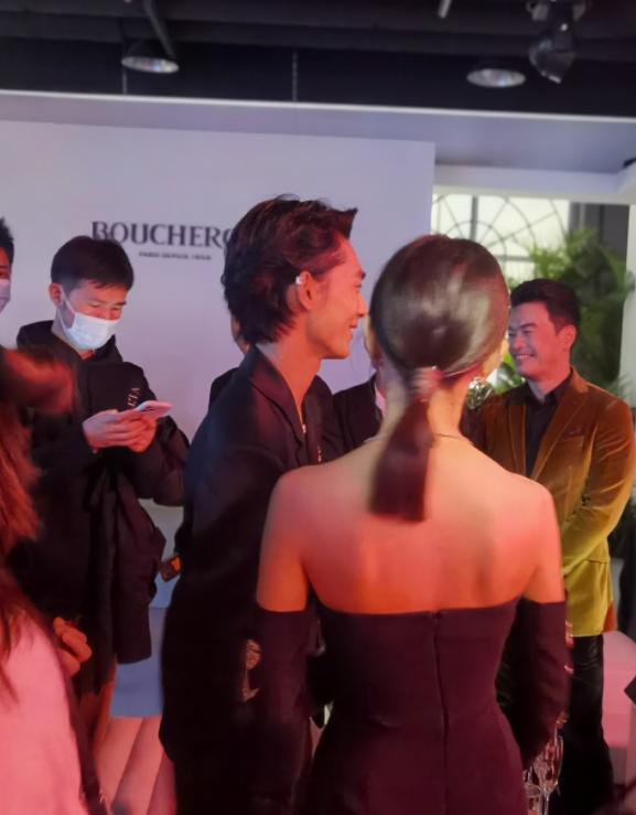 周冬雨冰蓝蝴蝶抹胸裙高定,周冬雨黑色露腰长裙解析