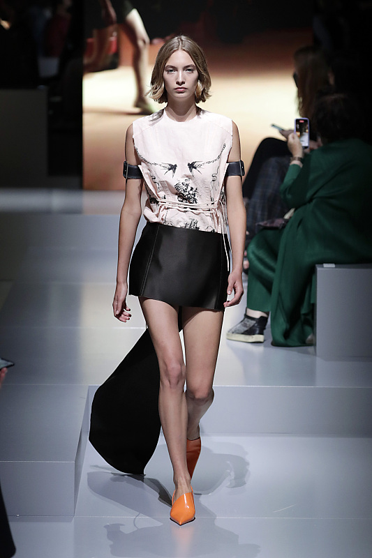 橘色鞋子怎么配西装,橘色鞋子搭配什么颜色好看