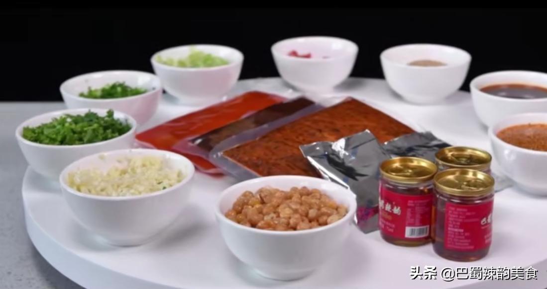 正宗美蛙鱼头怎么做牛蛙才嫩,店里的美蛙的做法全过程