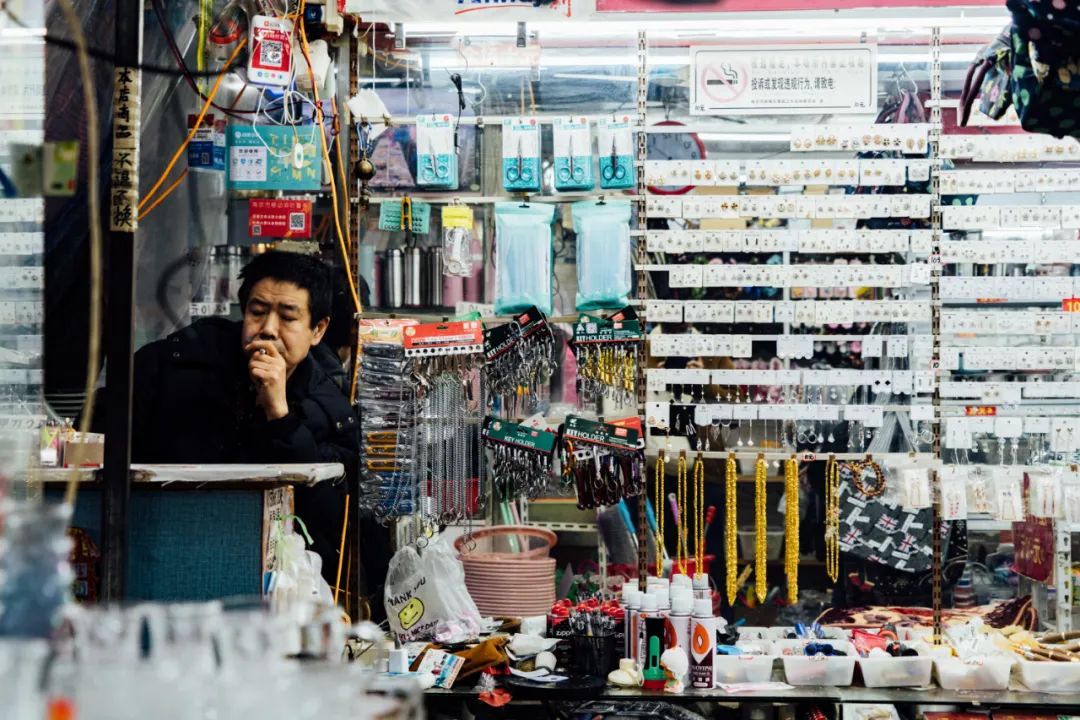 活着的两元店,2块钱能买啥?