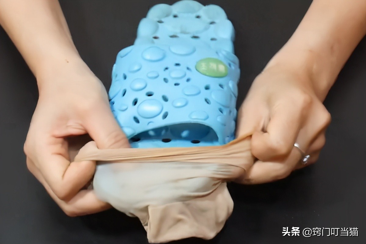 旧袜子改造拖鞋妙招,把旧袜子套在鞋子上