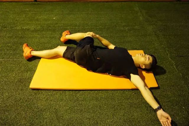 膝盖外侧疼居然是因为脚踝？这么练可以缓解