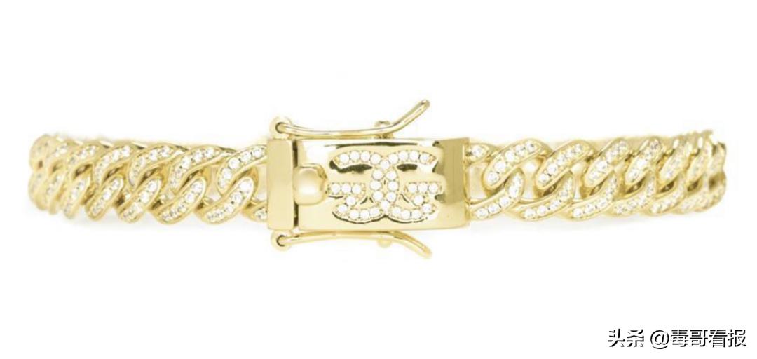 简约的首饰往往是穿搭的必杀技,首饰穿搭