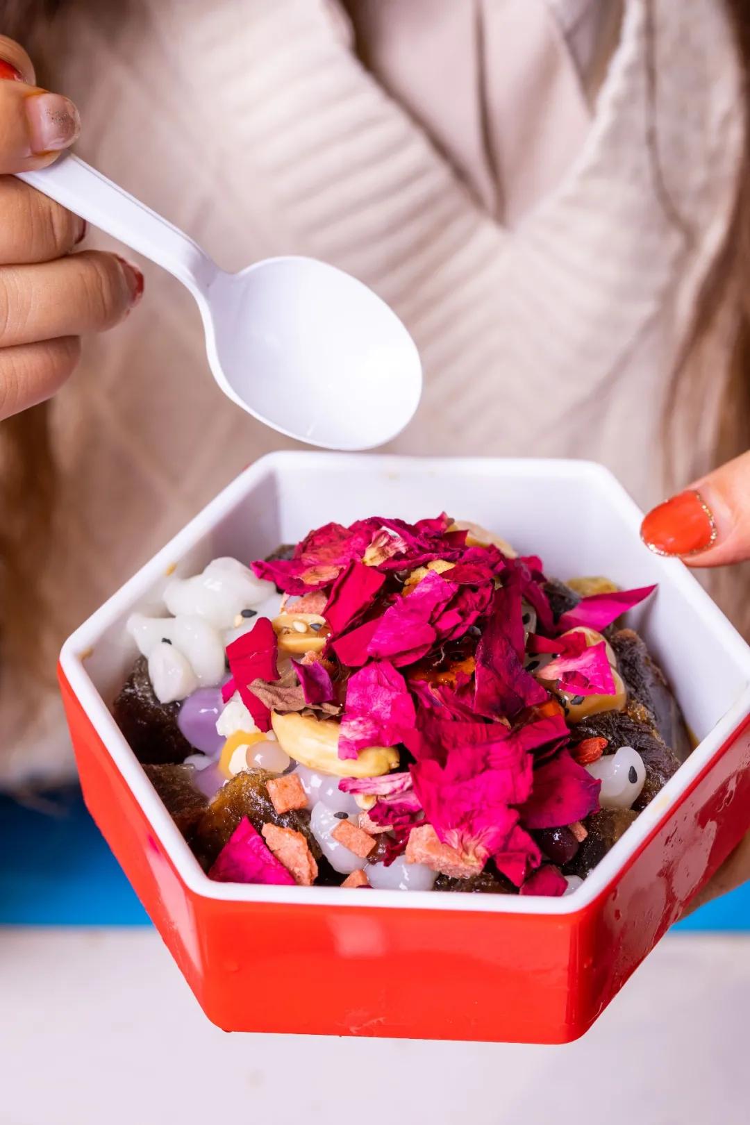 只此一家的牛腩串串火锅C位出道，19块9请你放肆开涮