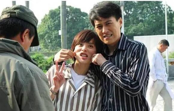 李佳多少岁嫁给靳东的,李佳结过几次婚