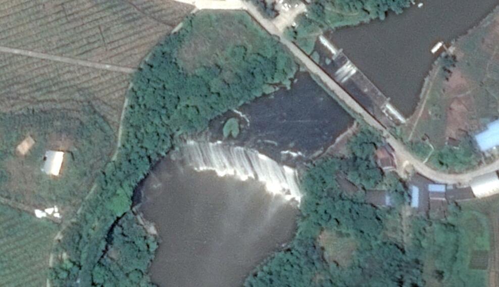 卫星上看重庆万州：沿江而建的山城，城镇形态不太集中