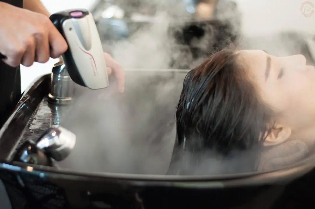 如何染发后头发不干枯毛躁,头发干枯毛躁怎么变柔顺不用发膜