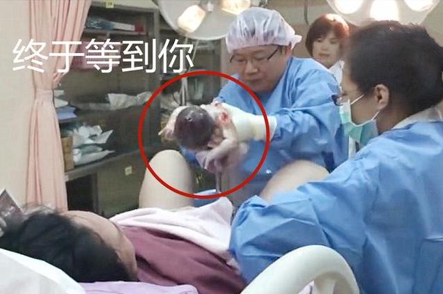 顺产生娃有多疼？看完丈夫拍的三张照片，不禁深思：母爱真伟大