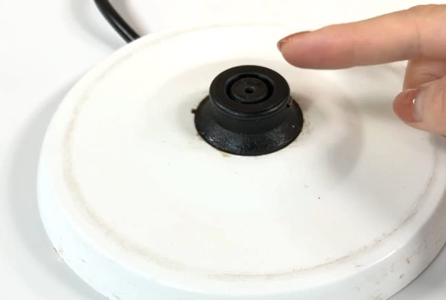 热水壶坏了别马上扔，一根牙签倒点这“饮料”，3分钟通电重新烧