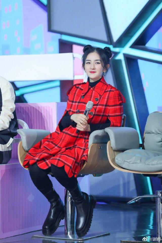 张杰谢娜合体小咖秀,谢娜挺孕肚不忘穿情侣装