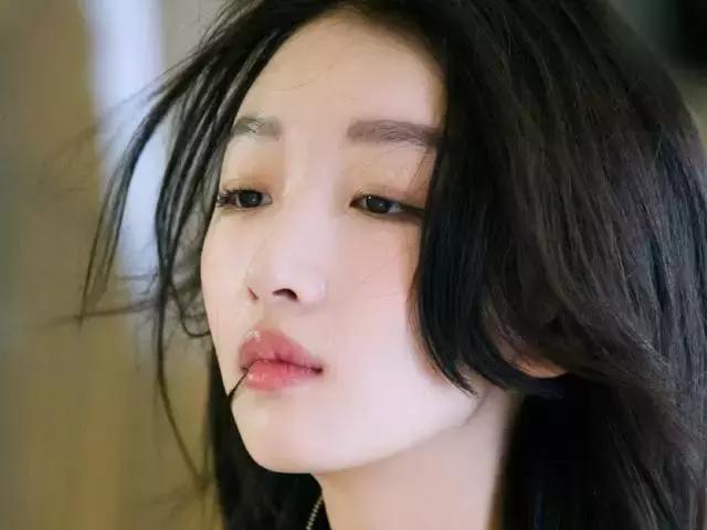 小姐姐想要美颜也要健康，模特粉底液的选择技巧，打造时尚底妆！