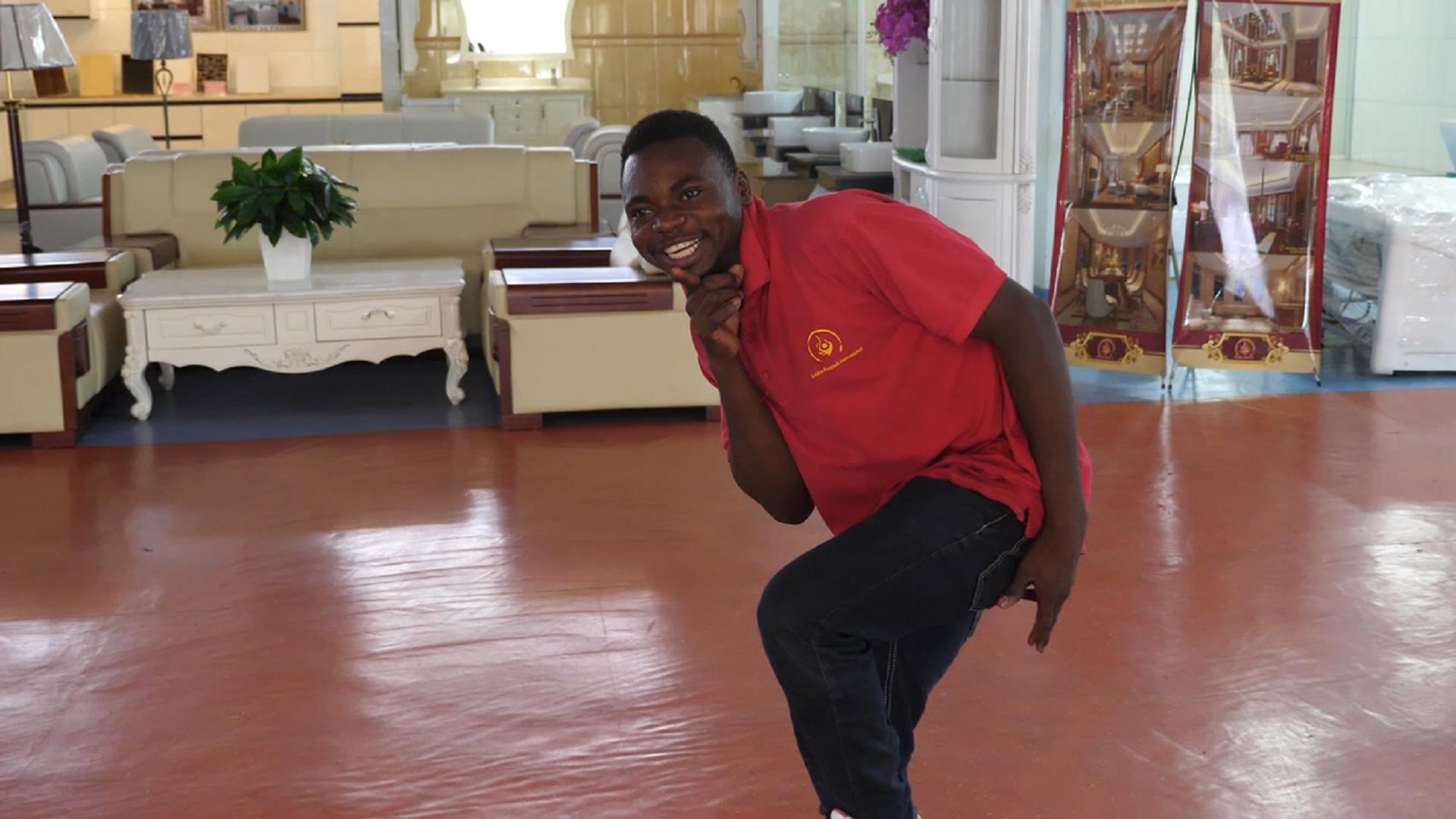 转转中国人在非洲的建材市场，全国规模最大，一张床2400块算便宜