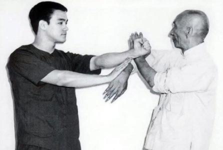 李小龙更厉害还是叶问更厉害,叶问一代宗师李小龙