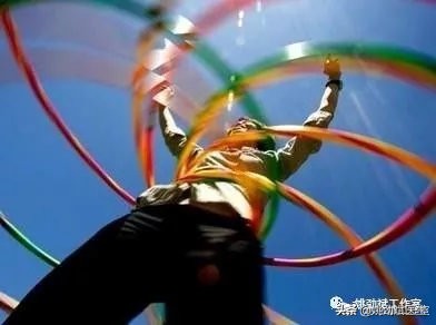 人跳广场舞腰扭了,人跳的广场舞