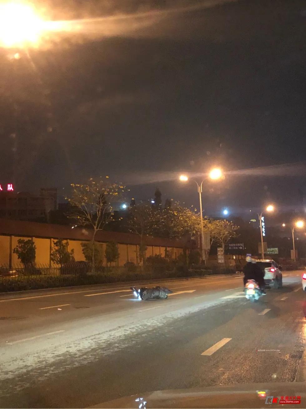 璧涜溅鎵嬪紑璧涜溅鍦ㄩ珮閫熷叕璺笂椋欒溅,鍦ㄩ緳宀╁ぇ閬撳紑璧涜溅