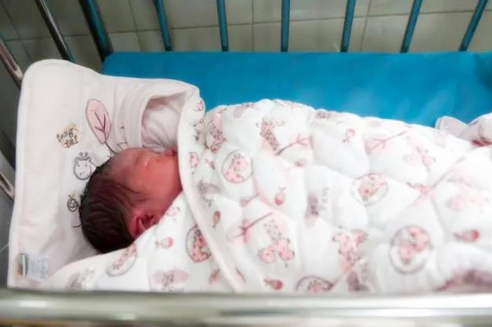 卷饼包被,妈妈给婴儿包小被子的视频