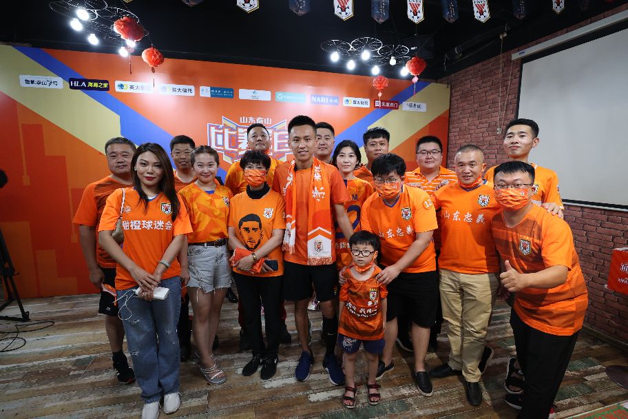 “第二现场”与球队同在，橙色火焰为球队助威