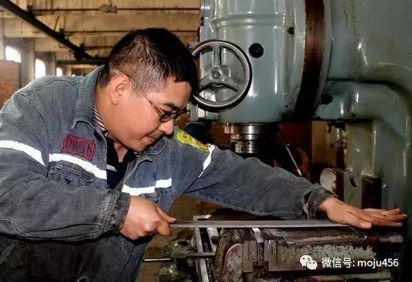 模具师傅月收入14000,10年模具钣金师傅工资大概多少