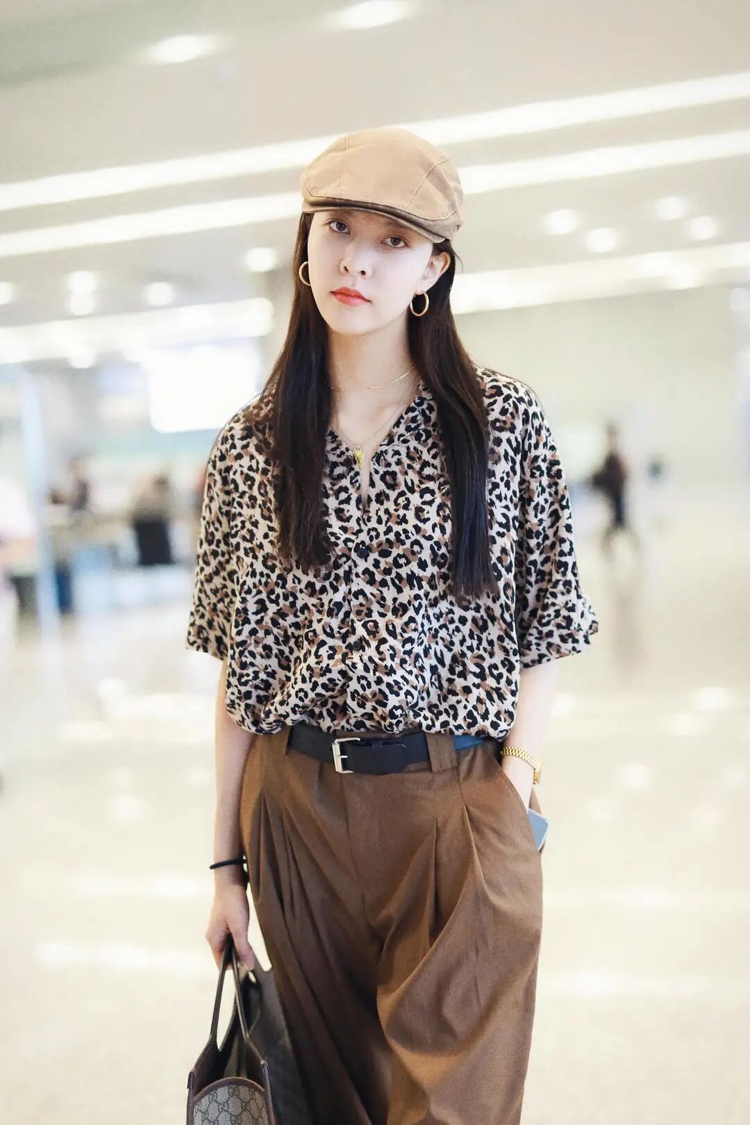 高腰雪纺衫搭配阔腿裤,缎面条纹雪纺衫这样穿时尚洋气