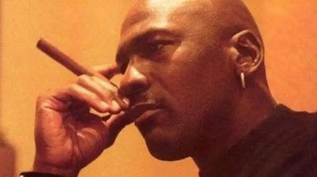 NBA球星抽雪茄谁最潇洒？瓜哥神似老大，亿万富豪KD却与气质不符