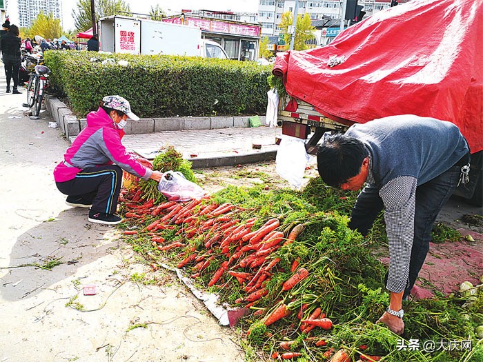 记者走访菜市场视频,记者走基层看变化