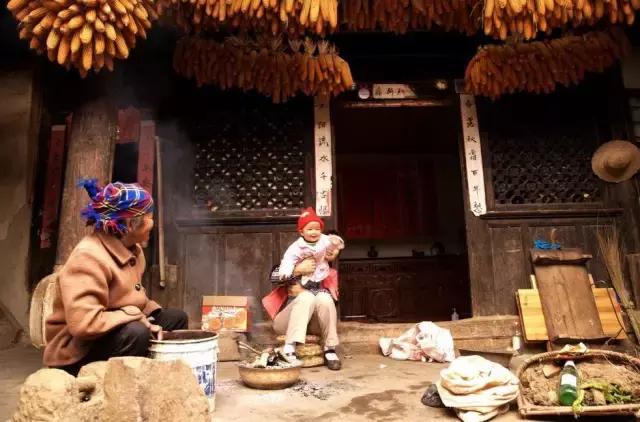 云南这个村子百家相连,一不留神就走到人家房顶上了