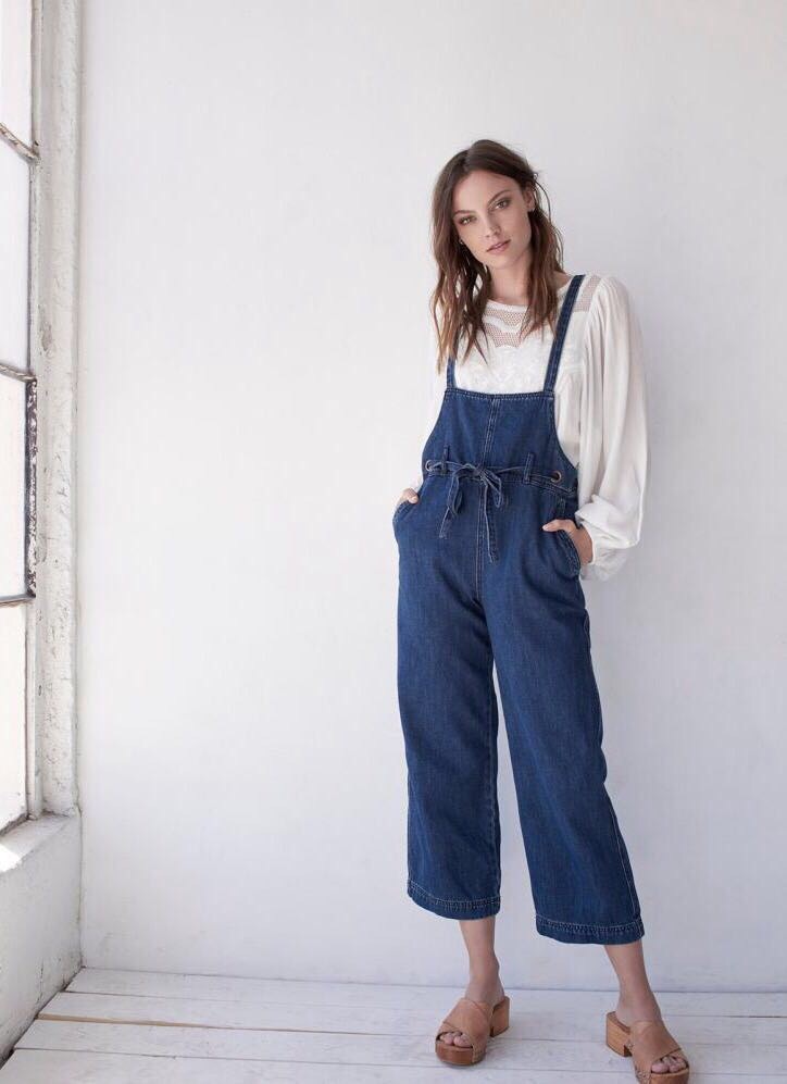 还在穿阔腿裤的你可能不知道，时髦精都悄悄穿起了束脚裤和背带裤