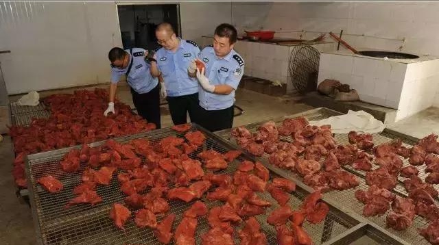 假牛肉是用什么加工的,牛肉很红是假牛肉吗