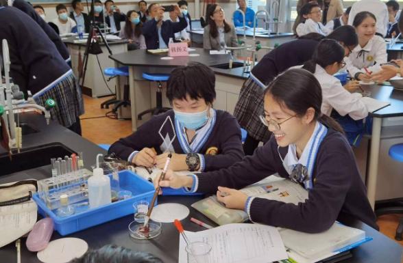 初中女生自认为很美的行为,初中女生自以为自己很漂亮的行为