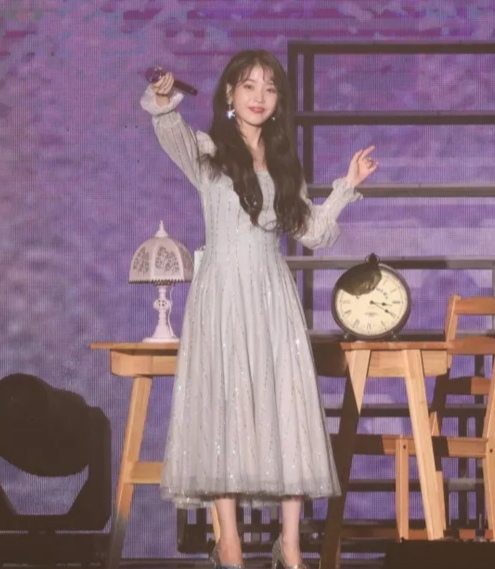 iu俏皮可爱超级美,iu杂志照曝光穿裙装清纯甜美