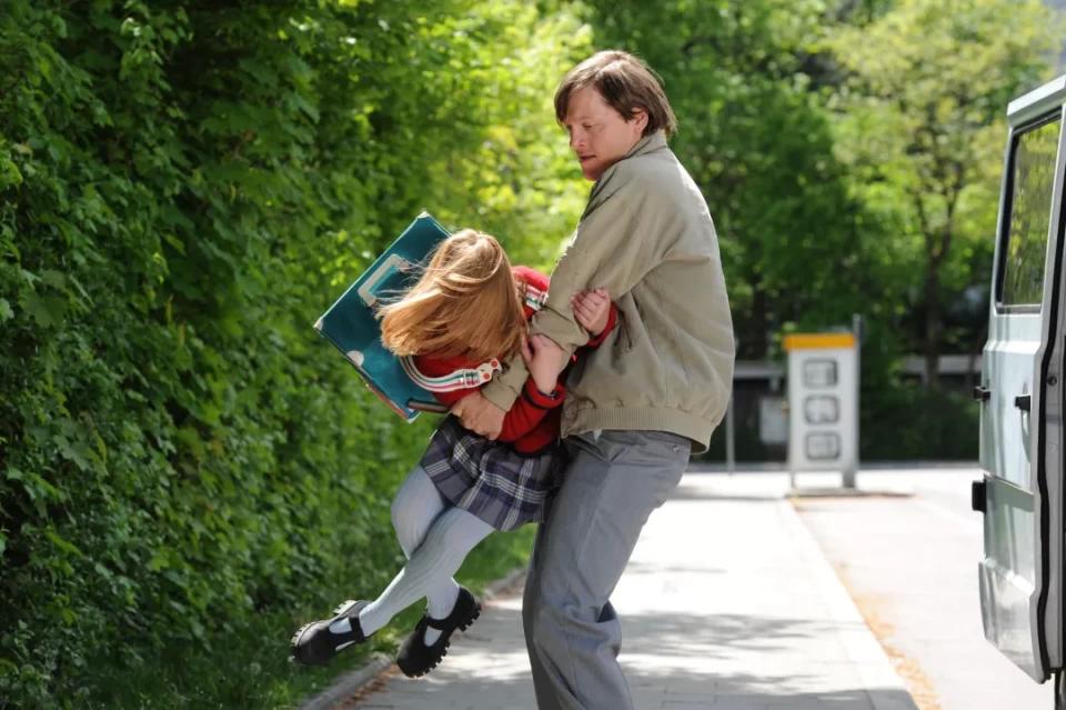 *光脱**衣服，不然就滚蛋：千万别把你的女儿交到*兽禽**手中