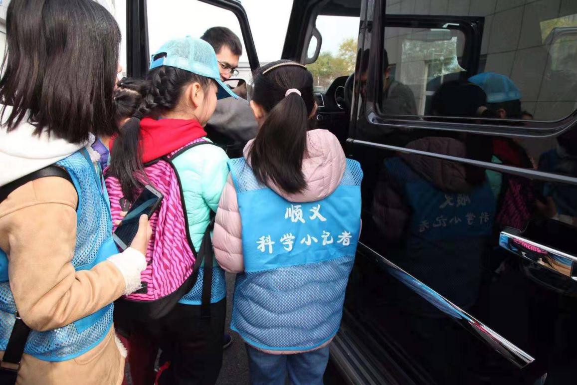 机器人作业、120秒成品…顺义科学小记者走进北京亚太汽车底盘工厂