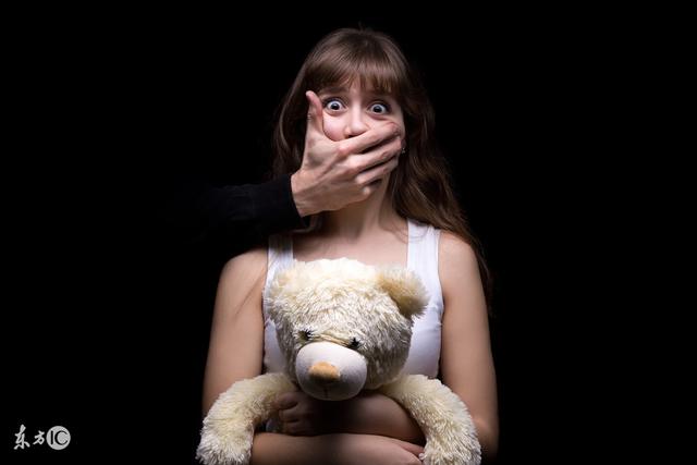 小说：伙计见掌柜女儿坠楼，吓得要报案，掌柜非说是自杀不让声张