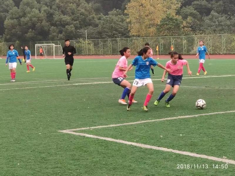 市六十四中“铿锵玫瑰”勇夺全省中学生足球联赛冠军