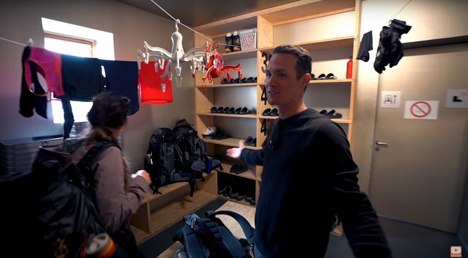 山顶太空舱民宿悬崖景色绝美,悬崖边上的小屋