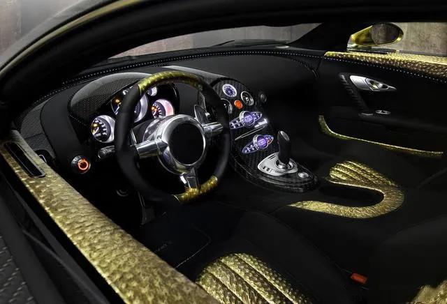 石油大亨的黑色定制跑车,黄金布加迪威龙玩具车