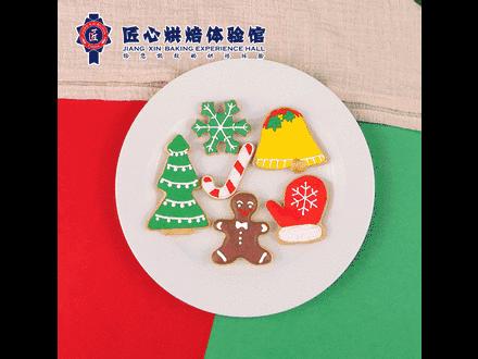 能给圣诞老人换衣服?这个圣诞嘉年华在搞什么名堂?!