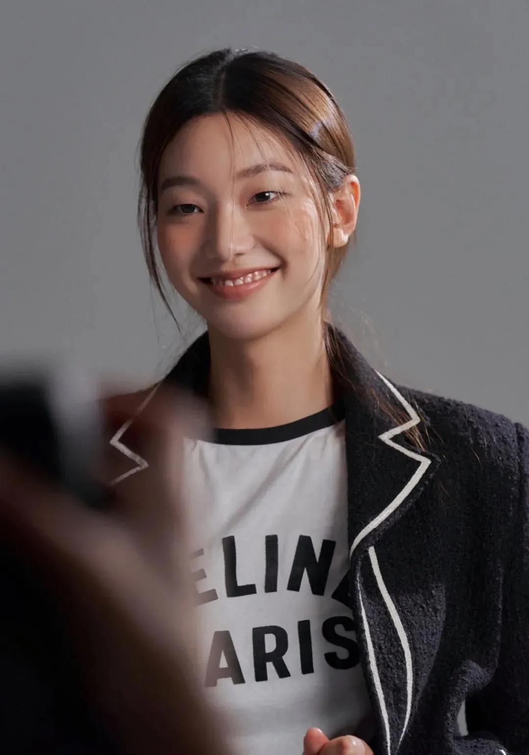 这个被嘲矮的超模火了！一脸硬伤，为啥还被Dior、Prada抢着宠？