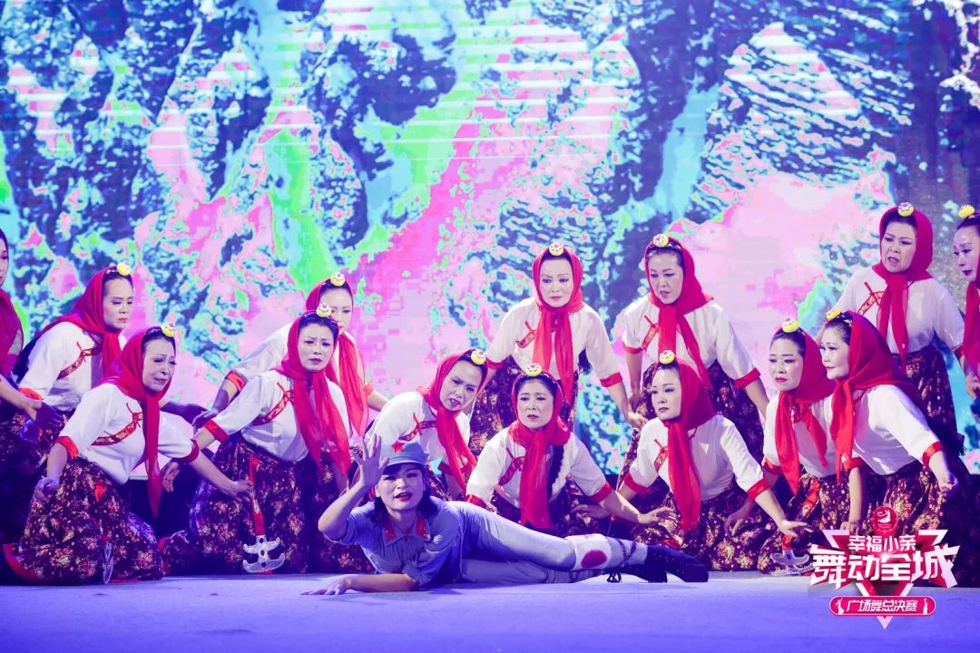 大妈们参加广场舞比赛,春晚广场舞比赛