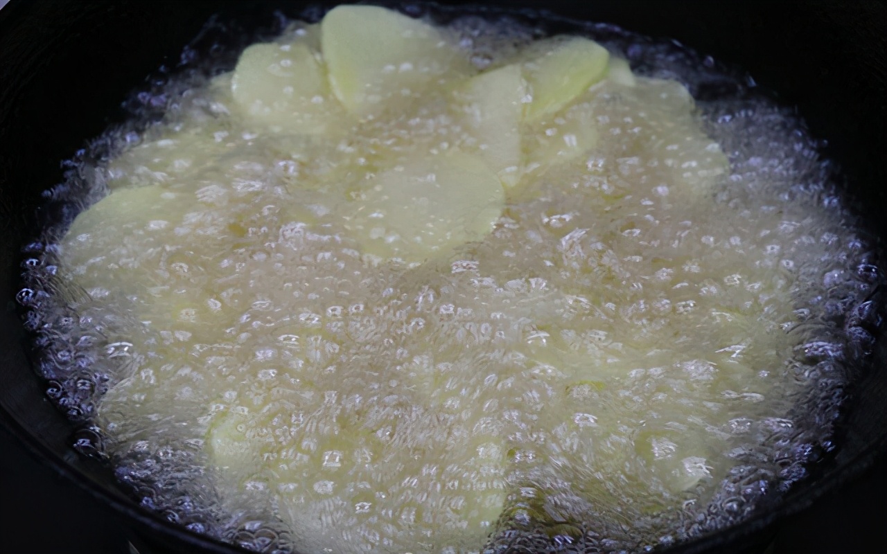 干锅土豆片土豆一炸就烂,香辣酥脆干锅土豆片