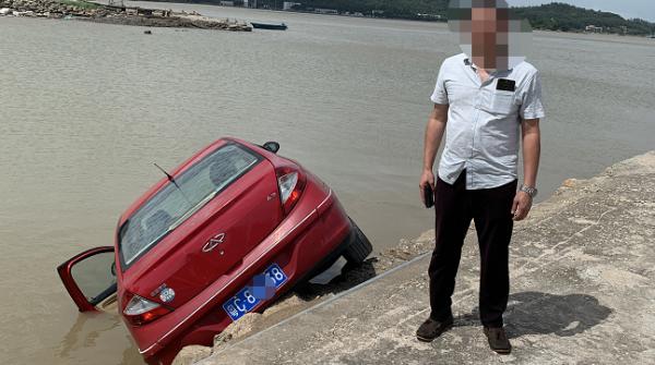 珠海一男子开车冲在海里,珠海一男子开车冲到海里