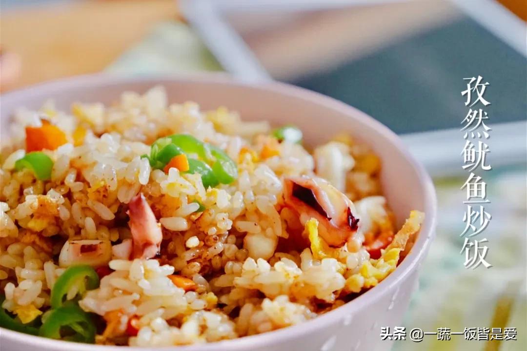 东北夜市孜然鱿鱼炒饭,孜然鱿鱼炒饭做法